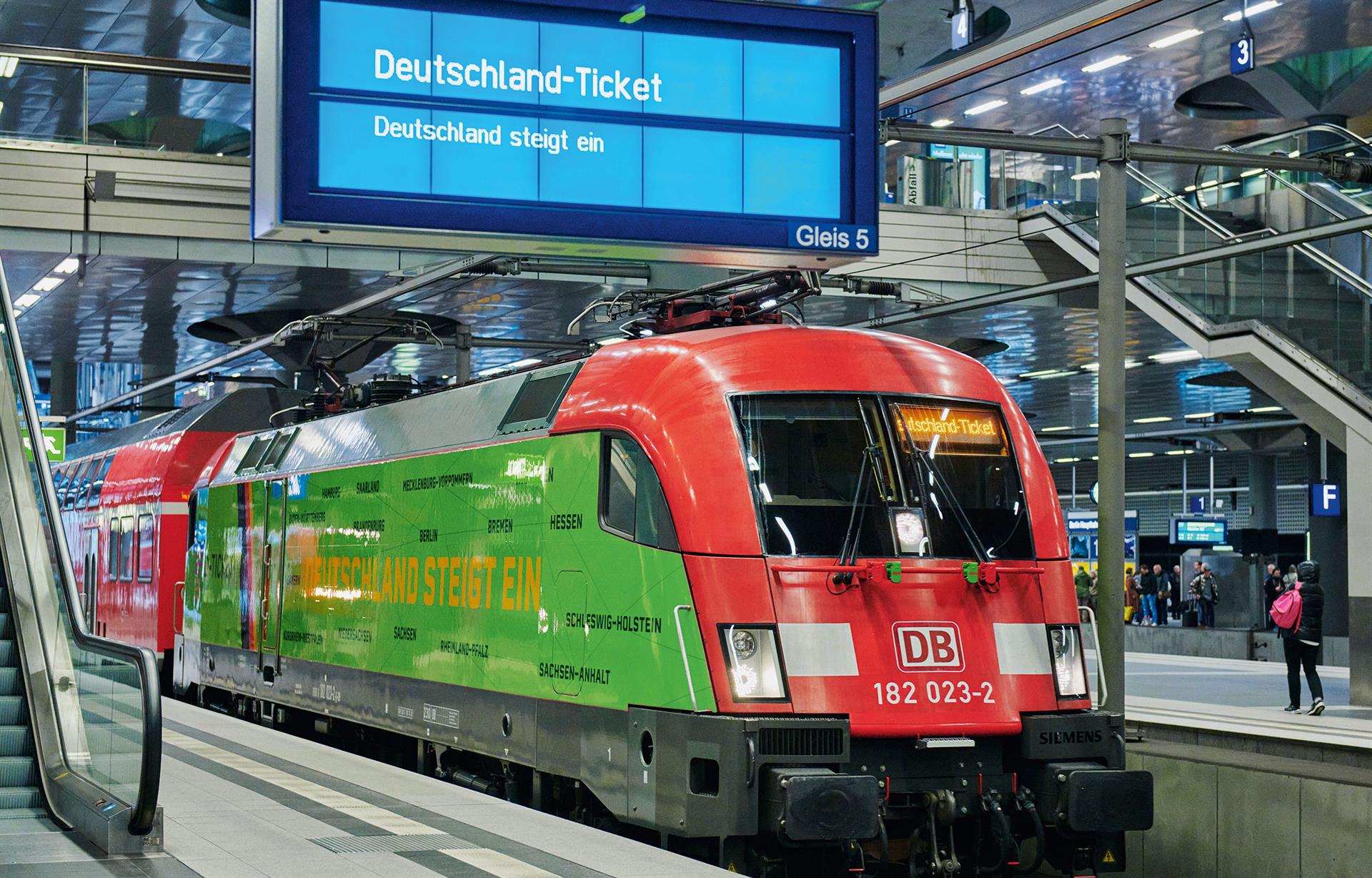 "Großer Bahnhof" in Berlin für das Deutschland-Ticket - mit einer Lok im Werbe-Look.